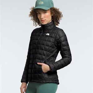 Brand new insulated North Face Puffer with hood